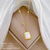 [Acero de titanio de cuerpo completo] Collar de oro real con personalidad de concha cuadrada y horno de viento minimalista para mujer, cadena de clavícula roja con red interior