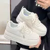 Zapatos Blancos de Suela Gruesa para Mujer 2026 Primavera y Verano Nuevos Populares Versátiles Zapatillas que Aumentan la Altura para Mujer Zapatos Deportivos Casuales para Estudiante