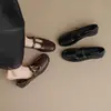 Wei Wei Girl 1257-1 Sapatos Baixos de Couro Redondos Retrô com Salto Bloco e Tira em T Loafers Femininos para Trabalho e Escritório
