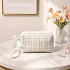 Bolsa de maquillaje de mano con estampado de lujo ligero de estilo coreano inspirada en Chanel, bolsa portátil para almacenamiento de artículos de tocador de viaje, al por mayor