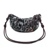 Bolso de Peluche con Estampado de Leopardo para Otoño e Invierno, Bolso de Gran Capacidad para Mujer para el Trabajo, Bolso Dumpling, Bolso Cruzado Versátil y Moderno