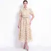 Elegante vestido de estilo francés con bordado floral tridimensional, mangas cortas, ceñido a la cintura, falda de línea A adelgazante