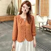 Blusa bordada floral para mujer, de cuello redondo, un solo botón, bajo redondeado, colección otoño 2026, manga tres cuartos
