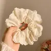 Goma para el pelo de encaje francés, un accesorio para el cabello de alta gama para mujer, perfecto para crear un moño o una cola de caballo elegante. Es un coletero delicado y elegante, disponible en tamaño grande
