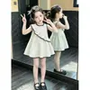 Vestido de Verão Fino para Meninas 2026 Novo Estilo Super Bonito para Bebê Menina Toque de Luxo Vestido Sem Mangas Listrado em Bege e Branco