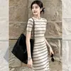 Vestido de tricô fino listrado de manga curta estilo Chanel pequeno vestido de verão com acinturamento e corte A vestido de chá retrô francês
