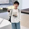 Camiseta de manga longa de algodão puro para meninos, para usar na primavera e no outono, segunda pele infantil, tamanhos médio a grande, meninos, top estiloso com estampa de desenho animado, moderno
