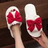 Pantuflas de algodón peluche con lazo, nuevo estilo para interior y exterior, tamaño pequeño, en stock, pantuflas cómodas y esponjosas