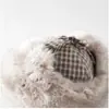 Gorra de Béisbol de Felpa con Bordado de Letras a Cuadros de Doble Uso para Hombres y Mujeres, Sencilla Casual Versátil Cálida Protectora de Orejas con Visera