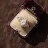 Anel oval moderno e sofisticado com diamantes brilhantes de alta resistência, elegante e luxuoso, estilo único e distinto