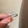 Anillo de copo de nieve de diamantes de moda, ligero, de lujo, con diseño de nicho, anillo de cola, creativo, combinable, anillo de dedo distintivo.