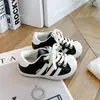 Tênis de Moda Outono 2026 com Estampa de Leopardo para Homens, Mulheres e Crianças, Sapatos Esportivos com Solado Macio para Alunos do Ensino Fundamental e Médio, Atacado de Calçados Infantis