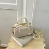Coleção de outono 2026 transfronteiriça: bolsas de ombro estilosas e da moda, bolsas tote únicas e chiques, e bolsas transversais retrô de nicho