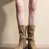 Botas curtas super estilosas de salto alto e salto grosso, de uso duplo para mulheres, novas botas de outono e inverno de cano médio, botas plataforma populares, botas estilo Martin