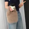 Bolsa de Peluche con Cadena de Perlas, Bolso Peludo de Alta Gama Transfronterizo, Bolso de Mano Versátil a la Moda, Linda Bolsa para Teléfono Móvil