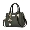 Bolsa quadrada pequena bolsa de mão feminina bolsa de ombro simples bolsa de grande capacidade bolsa mensageiro dupla com pompom de pelo atacado transfronteiriço