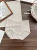 Calcinhas triangulares femininas macias e delicadas, estilo francês, japonês e coreano, com cintura média, design que abraça os quadris e acabamento em renda para outono e inverno