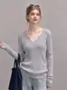 Este principio de otoño, una camiseta de manga larga con cuello en V es imprescindible. Es una prenda elegante y favorecedora para mujer, un nuevo diseño 2026 que estiliza y tiene una estética inspirada en Corea.