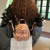 Mochila de Urso Fofo para o Dia a Dia 2025 Nova Moda Versátil Tendência Mochila para Estudante Universitário Feminino Grande Capacidade Bolsa Escolar