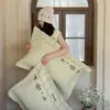 Conjunto de cama luxuoso de quatro peças bordado em cor sólida, simples e elegante, adequado para uso em casa, quarto, hotel e pousada, disponível para compra no atacado