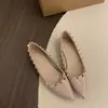 Sapatos de rebite pontudos para mulheres estilo francês couro envernizado para usar por cima sapatos laranja de decote redondo estilo noite sapatos baixos nude delicados para mulheres