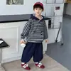 Conjunto de Outono para Meninos 2026 Novo Estilo Coreano Roupas Legais para Meninos Pequenos Moletom Listrado para Bebês e Crianças Pequenas Conjunto de Duas Peças Primavera/Outono