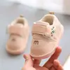 Novos Sapatos de Caminhada para Bebê Primavera e Outono 0-1-2 Anos Solado Macio Unissex Sapatos Barulhentos para Crianças Pequenas Sapatos de Caminhada de Desenho Animado Venda por Atacado