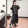 Conjunto de moda gestante outono e inverno estilo coreano para grávidas, apresentando um top de malha com manga morcego relaxada e uma saia assimétrica para outono e inverno