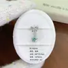 Clavo para cartílago de oído de acero de titanio 316L, diseño de nicho de lujo ligero, moño de platino con colgante de circón verde, pendientes de diseño de alta gama