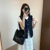 Colete Jeans Lavado de Algodão Tendência Camadas Caimento Solto Gola V com Múltiplos Botões Prateados com Rebites para Mulheres