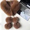 Foto real de un pañuelo con pompón de piel sintética de zorro, estilo largo con flecos y pompones, elegante y versátil, adecuado como cuello de pelo o calentador de cuello.