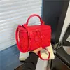Bolso de mujer de alta gama, nuevo modelo 2026, bolso tipo caja intrincadamente bordado, elegante y versátil, con patrón de diamantes, moderno y de lujo ligero, bolso tipo caja