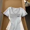 Camisa de Manga Corta con Cuello en V de Color Contrastante Estilo Retro Americano Hombro Derecho para Mujer Verano Nuevo Sexy Único Aspecto Adelgazante Top Corto