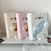 Lindo Álbum de Fotos de Peluche con Sello de Dibujos Animados Tamaño A5 para Fans, Álbum de Almacenamiento de Tarjetas Pequeñas de Cuatro Cuadrículas, Álbum de Tarjetas Polaroid