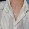 Nuevo collar con colgante de mariposa clavícula diseño de nicho japonés y coreano acero de titanio chapado en oro de 18 quilates femenino joyería de moda coreana