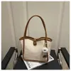 Bolsa Feminina Estilo Vintage 2025 Acessório Casual Nova Moda Grande Capacidade para o Dia a Dia Cor Sólida Bolsa de Ombro sob o Braço