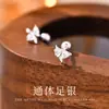 Pendientes de Plata de Ley S999 con Pequeña Flor Azul Orejera Dulce Versátil de Nicho Amigables para Dormir No Necesitan Quitarse Pendiente de Rosca
