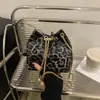 Bolso Cubo de Moda con Estampado de Leopardo para Mujer, Elegante Diseño de Cadena, Nuevo Estilo Otoño e Invierno, Bolso Cruzado Elegante y Único