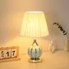 Lámpara de mesa de cerámica para dormitorio, estilo nórdico de lujo ligero, lámpara de noche romántica moderna simple de alta gama sensible al tacto para bodas