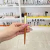 Pincel resaltador triangular de cola de lobo amarillo para aplicar base líquida, diseñado específicamente para aplicación localizada, hecho con pelo animal de Cangzhou