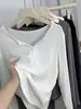 Diseño sencillo de cuello en V abotonado, hombro normal, camiseta de manga larga para mujer, estilo corto fino de principios de otoño, top acanalado irregular de algodón ajustado