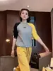 Camiseta base de forro polar de doble cara con bloqueo de color y bordado de letras de marca de moda para mujer, nueva camiseta de manga larga versátil ajustada informal de invierno para mujer