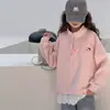 Conjunto de Moletom com Patchwork de Renda para Meninas - Moda Nova 2026 Conjunto de Calça Jeans Duas Peças para Meninas na Primavera e Outono