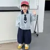 Conjunto de Roupa para Meninos Primavera e Outono com Moletom e Gravata Estilo Coreano Conjunto de Duas Peças Lindo Moderno Descolado para Crianças Roupas Estilosas para Bebês Comércio Exterior