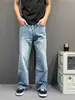 Calça jeans estilo americano, minimalista, com bigodes, textura de bambu, desgastada e levemente desbotada, unissex, com modelagem relaxed e reta.