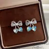 Aretes de Corazón de Amor Azul Claro Brillante con Moño Pendientes de Moda Estilo Lujo Ligero Accesorios de Aretes Pequeños Simples para Mujeres Venta al por Mayor