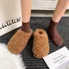Zapatos casuales nuevos de otoño e invierno de suela gruesa simples 2026 zapatos de vestir únicos puntera peluda versátil zapatillas de media caña para mujer persona perezosa