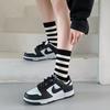 Calcetines de otoño e invierno para hombre y mujer, calcetines de tubo a rayas con la palabra R, calcetines deportivos casuales, transpirables, absorbentes del sudor, de poliéster y algodón, en blanco y negro, fabricantes al por mayor