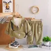 Conjunto de Roupa de Outono para Meninos 2026 Novo Estilo Conjunto de Três Peças de Manga Longa para Bebês e Crianças Roupas Estilosas para Meninos Bebês Moda Tendência