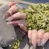 Nuevas uñas postizas estilo ojo de gato con cinta de terciopelo en color té con leche, forma almendrada, longitud media, 30 piezas de arte para uñas